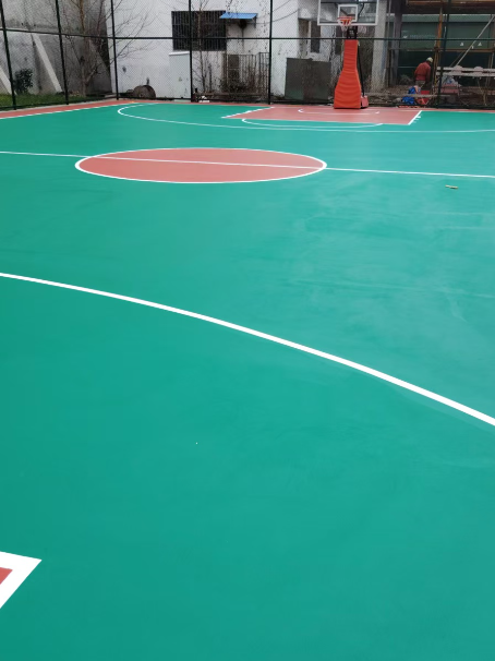 雁峰 球场长期使用易出现地面开裂